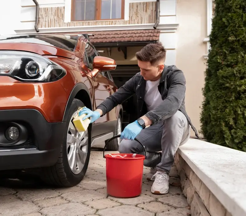 Lavage auto à domicile Déville-lès-Rouen : professionnel intervenant sur un véhicule